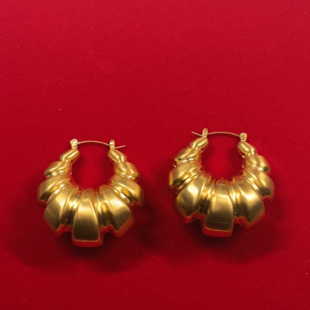 Croissant style earrings